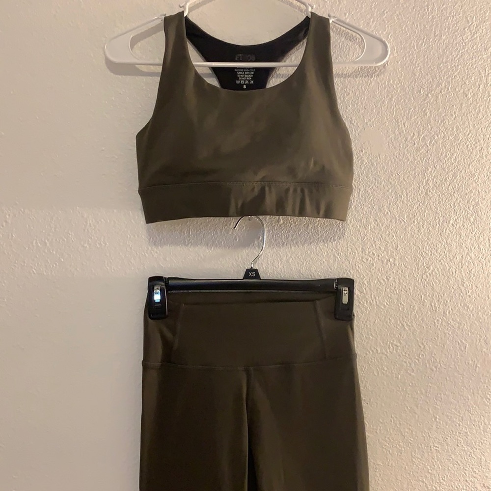 Dark green workout set in great condition! Only worn 2 times! Size small.